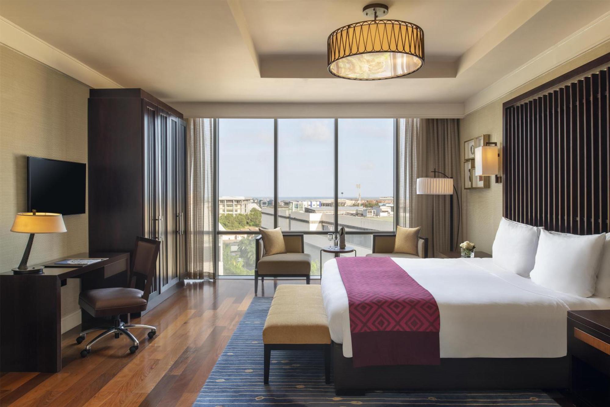 Executive Suite,1722984982:JPEG